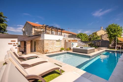 Villa Hrustika - heated pool, jacuzzi & sauna – khách sạn tại Gabonjin