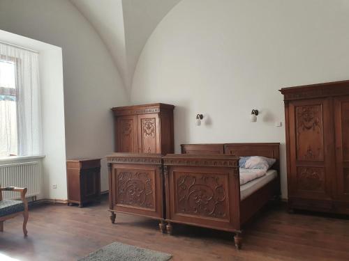 2 twin beds, 1 sofa bed