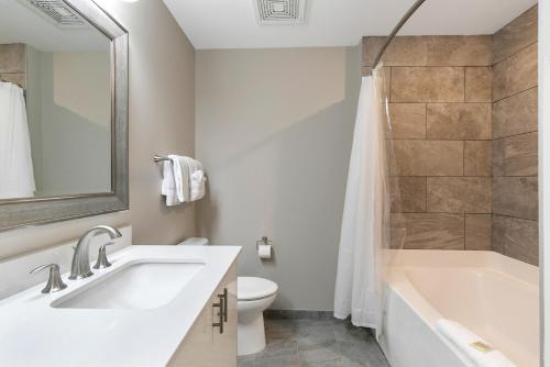 Spacious 4BR Condo Near French Quarter - 화장실