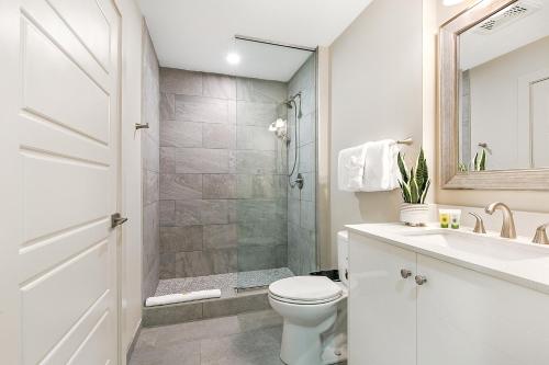 Spacious 4BR Condo Near French Quarter - 화장실