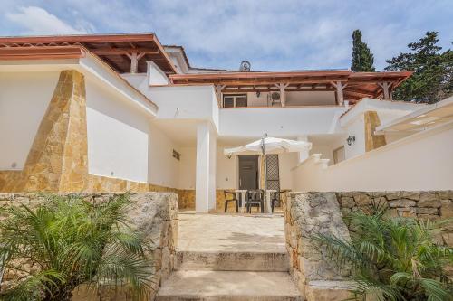 2 bedrooms, 3 beds