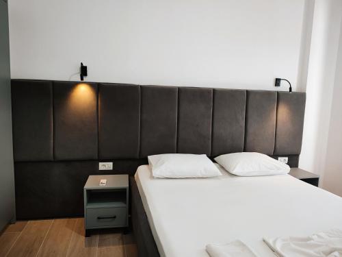 Petros rooms – Himarë, CA