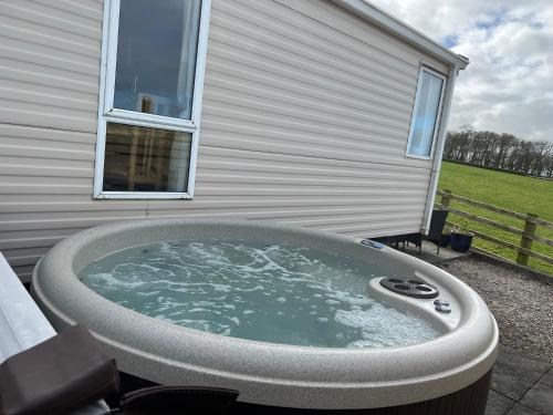 Pezsgőfürdő, Countryside 3-bedroom Static Caravan in Llannerch-y-Medd