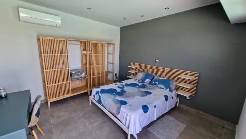 Queen Room with Pool View image 7