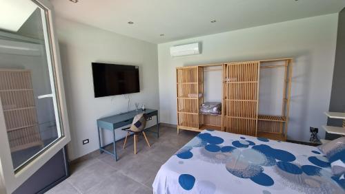 Queen Room with Pool View image 10