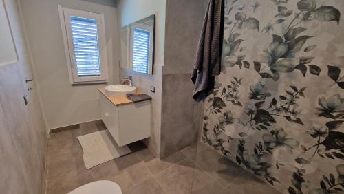 Queen Room with Pool View image 6