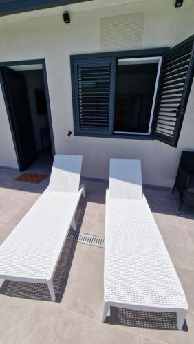 Queen Room with Pool View image 5