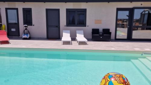 Queen Room with Pool View image 4