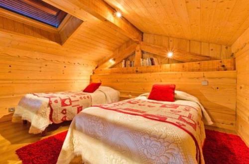 1 double bed, 2 twin beds