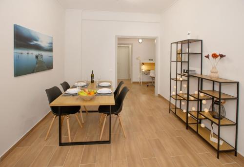 Beautiful apt near the sea by GHH, Athens