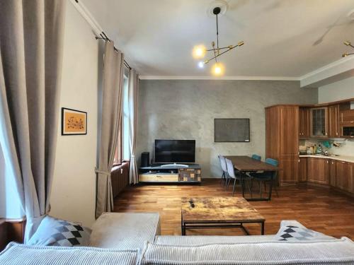 Spacious Apartment 6min from the Dancing House