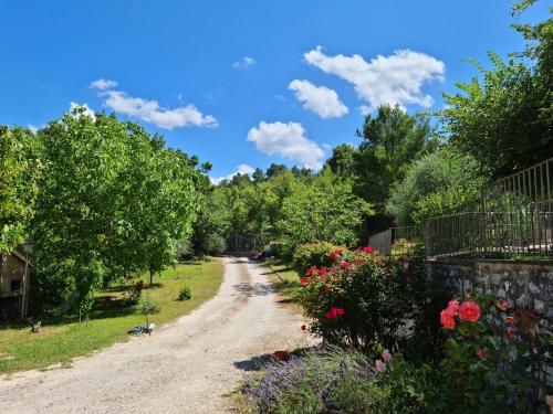 Beautiful 2-Bed Apartment with Pool Access