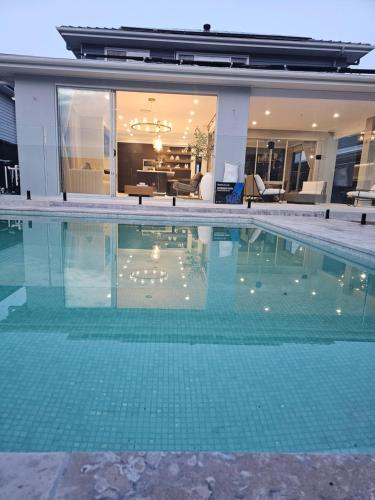 4 bedroom 8 guest in Campbelltown