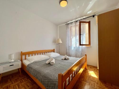 2 bedrooms, 3 beds