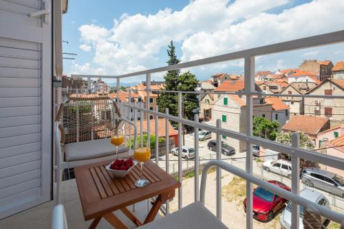 Deluxe Double Room with Balcony image 9