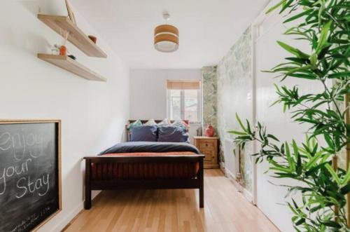 Private double room & private bathroom in our home, Londres