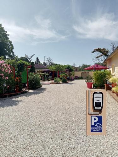 Une pause avec recharge voiture électrique - Location saisonnière - Saint-Médard-de-Guizières