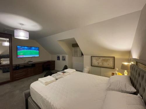 MODERN 4 BEDROOM HOUSE WITH GARDEN & PARKING