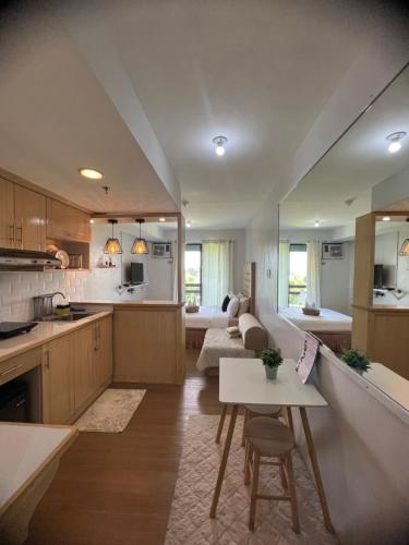 CozyVilla at Pine Suites Tagaytay 2BR or Studio with FREE PARKING - 주방