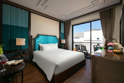 Deluxe Double or Twin Room with Balcony image 10