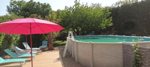 Peldbaseins, L'Oustaloise (L'Oustaloise - Chambres et table d'hotes pres de Beziers- Alex est cuisinier de metier- Piscine avec) in Faugeres