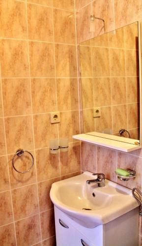 Apartments Gubo - image 10