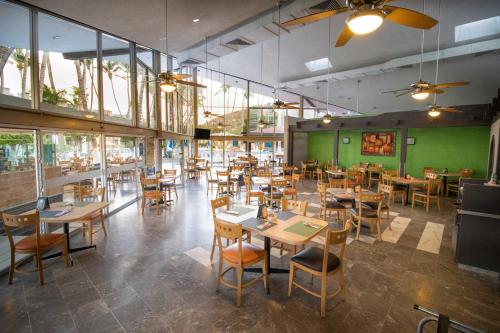 Restaurant, Araiza Palmira Hotel y Centro de Convenciones in La Paz