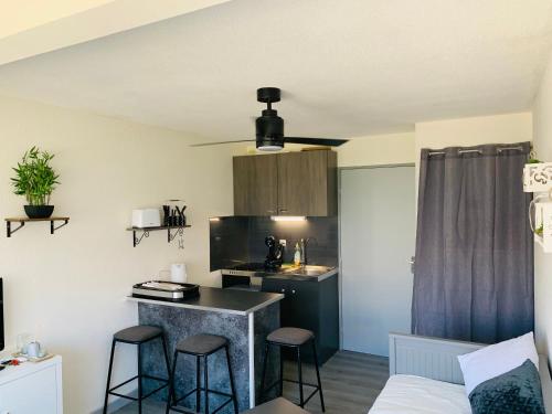 廚房, Joli studio proche de la plage in 勒格羅－迪魯瓦