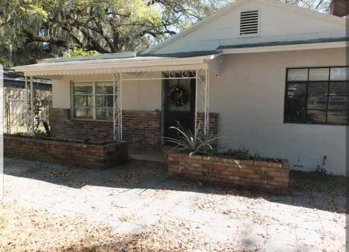 Cheerful 3 bed 2 bath with Office, Patio, and Yard