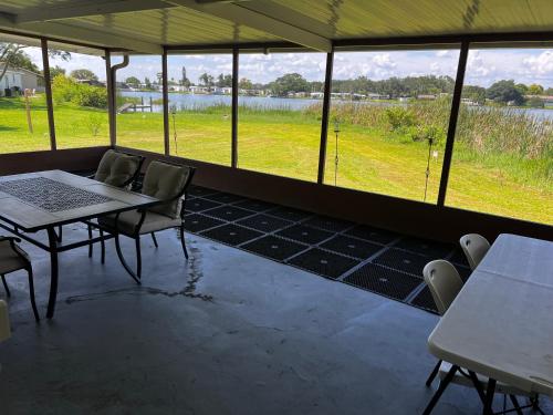 Lakeside retreat - 3 Bedroom, 2 Bathroom house by the lake in Lakeland, USA