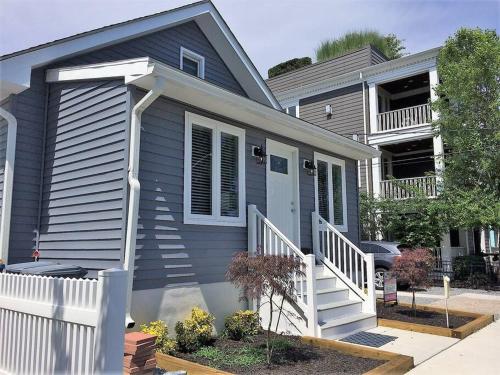 1.5 Blocks off Beach - Remodeled Home