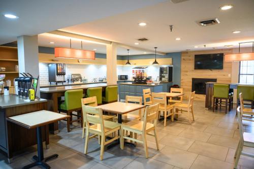 Ételek és italok, Country Inn & Suites by Radisson, Greenfield, IN in Greenfield