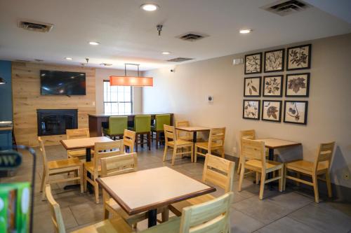 Country Inn & Suites by Radisson Greenfield IN - image 41