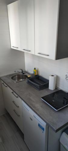 Cinema House Single & Double Rooms & Studio Apartments in พูลา