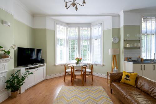 Large Two- Bedroom Apt in Prime Cardiff location with Privat Parking – khách sạn tại Riverside