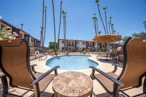 102 -Fully Furnished 1BR Suite-Prime Location - image 4