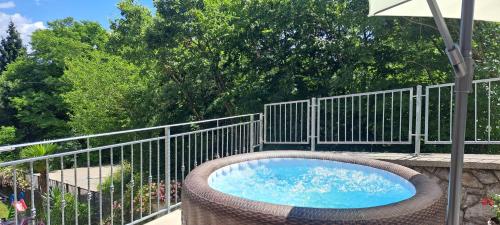 Villa Tia, with jacuzzi, barbecue & green oasis