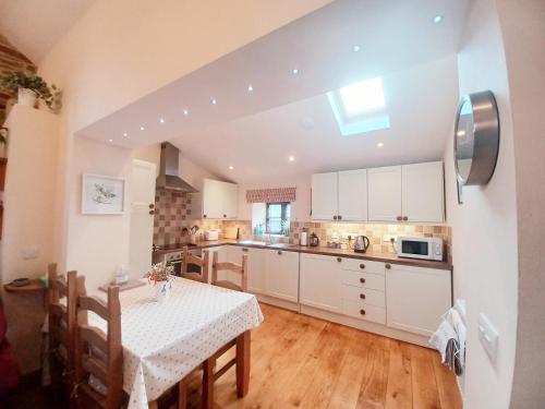 virtuve, River Cottage@Cwm Mill - Riverside Family Holidays in the Black Mountains in Lanveino
