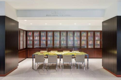 Beautiful 2 BR Apt At Crystal City With Gym in Arlington, USA