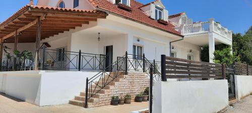 Grand Chalet Cottage House - Porto Rafti