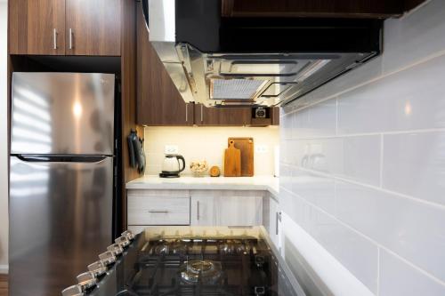 Konyha, The Cozy Condo - A Modern Retreat near Piarco nemzetközi repülőtér