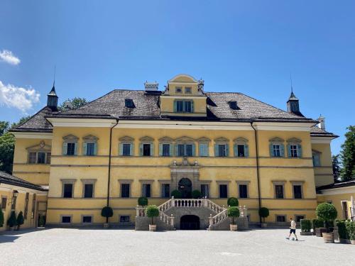 Haus mit Sauna und privatem Badeteich in Anif bei Salzburg