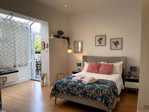 Cute&Cozy Studio Apt in Barons Court