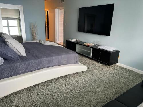 Penthouse Beach Front 1st line, 2 BR, 2 BA, New Decoration & Furnitures, unobstructed view of the beautiful Atlantic, free parking in Hollywood, USA