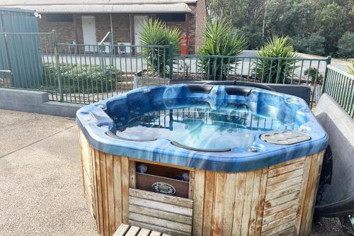 Hot tub, Tocumwal Early Settlers Motel in Tocumwal