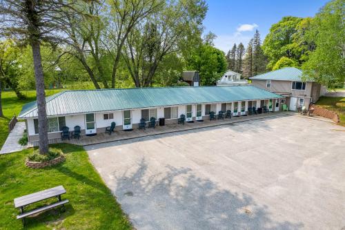 South Arm Retreats Roadside Motel on Lake Charlevoix, Sleeps 24!