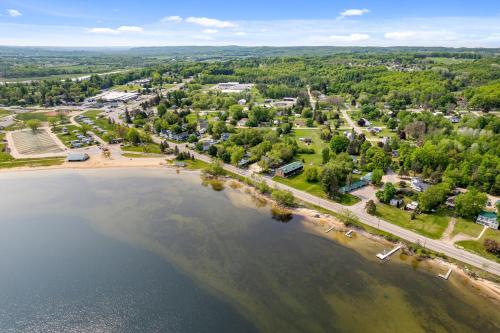 South Arm Retreats Roadside Motel on Lake Charlevoix, Sleeps 24!