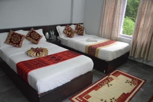 1 double bed, 1 twin bed