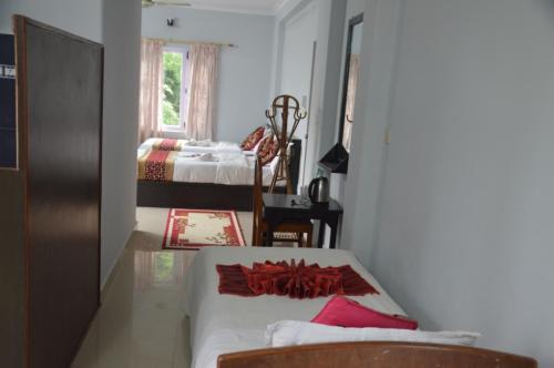 2 double beds, 1 twin bed