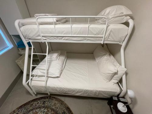 Angala 1 Lovely Woodridge 2-Bedroom Apartment